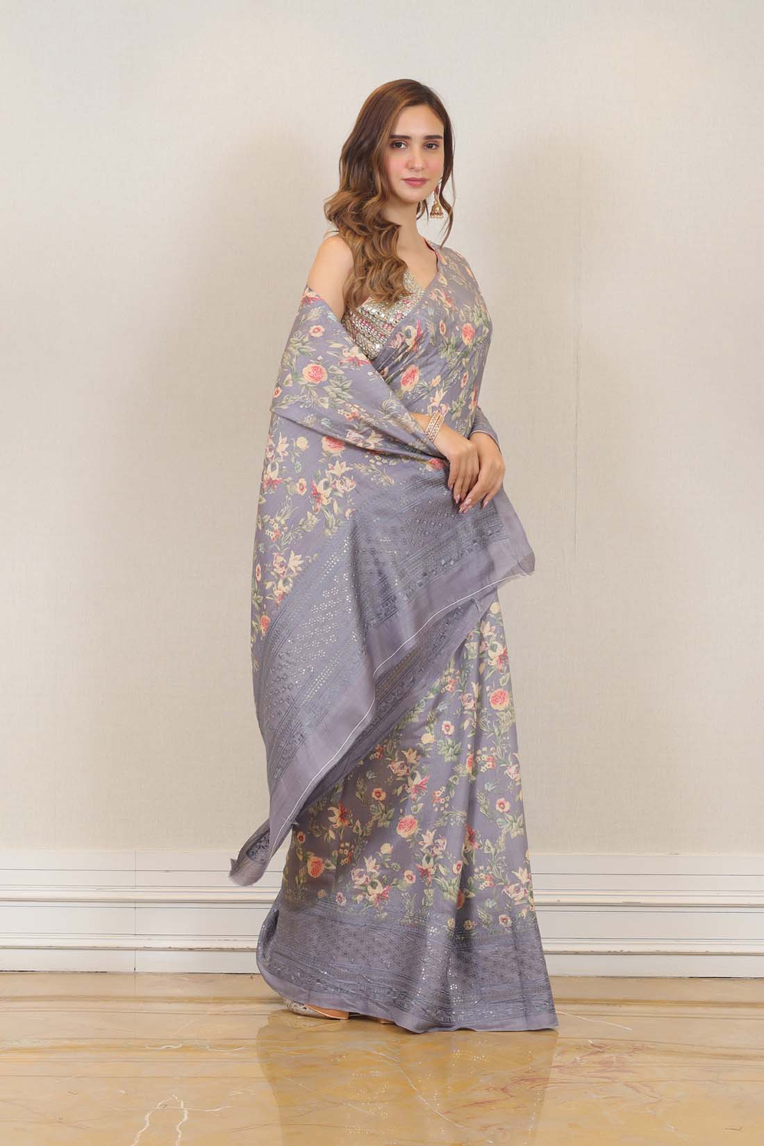 Saree in Grey colour at online Simaaya